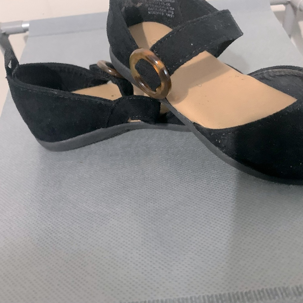 Girls closed toe dress shoe; Black.  Size 6 (Like New)
